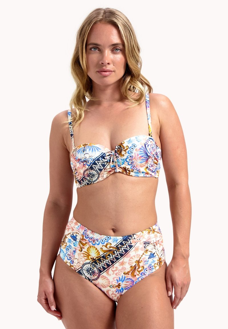 Bikini set s vícebarevným květinovým vzorem, balconette topem s nastavitelnými ramínky a vysokými kalhotkami. Hladký textilní povrch.