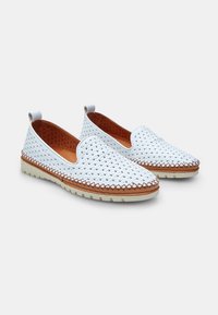Fehér, szőtt loaferek sima bőrbélével, bézs akcentussal és tartós, struktúrált talppal. Slip-on dizájn hátsó húzóval.