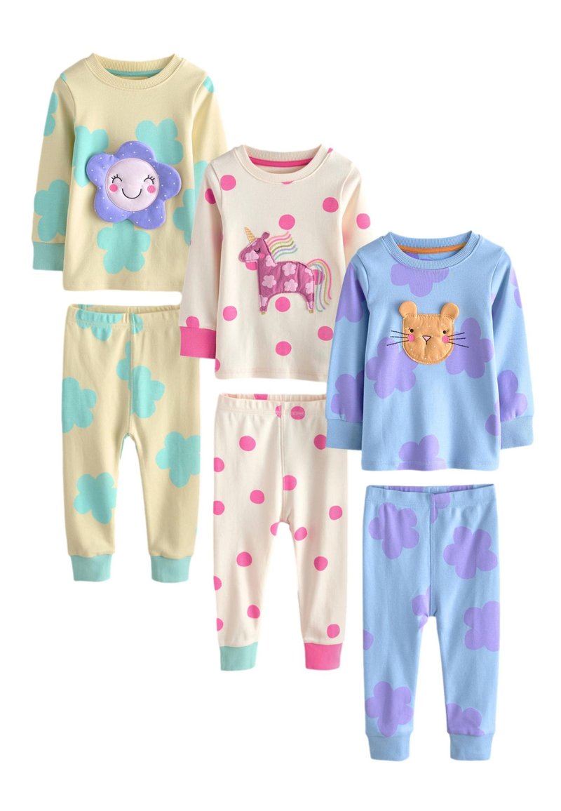 Ensemble de quatre pyjamas pour enfants dans des couleurs pastel : jaune avec un nuage, crème avec des pois roses, bleu clair avec des nuages violets et motif licorne rose.