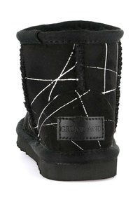 Stivaletto invernale nero con linee astratte bianche, cuciture testurizzate sul retro e patch con il logo "GRUNLAND" sul tallone.