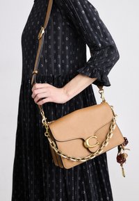 Ei valittu, honey brown