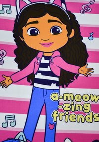 Personaggio dei cartoni animati con lunghi capelli ricci, che indossa un hoodie rosa sopra una maglietta a righe bianche e nere, jeans blu, con una toppa e righe sullo sfondo.