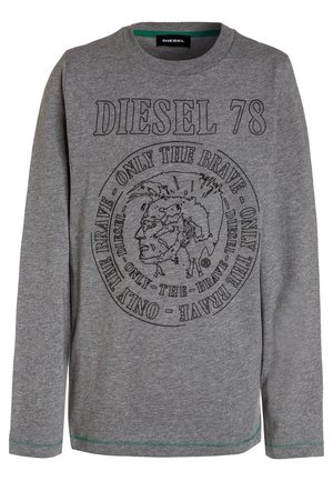 Szara bluza Diesel z długim rękawem z czarnym obrysem grafiki przedstawiającej profil rdzennych Amerykanów oraz tekstem „DIESEL 78” i „ONLY THE BRAVE” wokół obrazu.