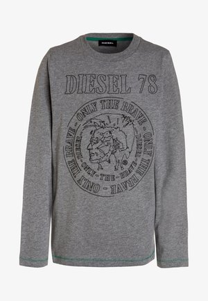Szara bluza Diesel z długim rękawem z czarnym obrysem grafiki przedstawiającej profil rdzennych Amerykanów oraz tekstem „DIESEL 78” i „ONLY THE BRAVE” wokół obrazu.