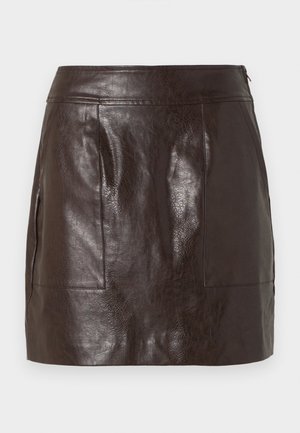 Mini-jupe en cuir marron avec une texture lisse, taille haute, deux poches avant et une fermeture éclair au dos.