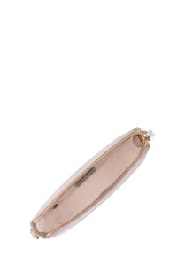 Borsa cosmetica trasparente con un'esterno liscio e lucido, chiusura con zip dorata, fodera beige e una forma elegante e allungata.