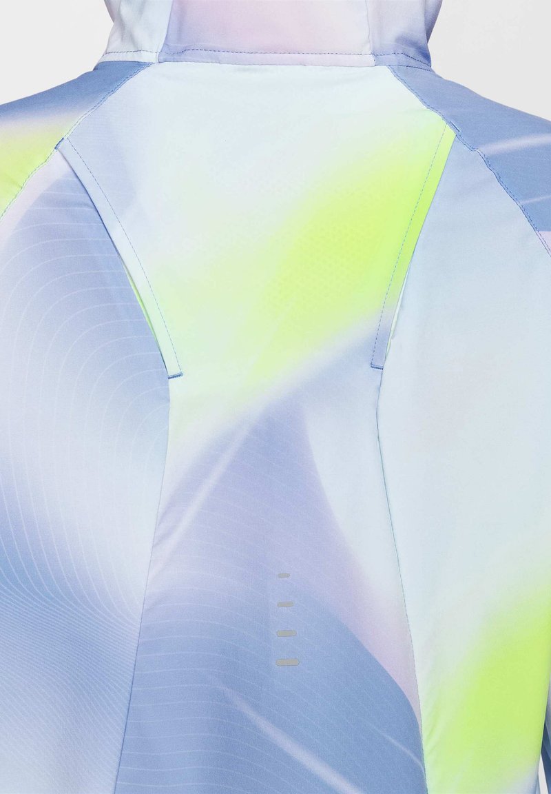 Lichte sportjack met een gradiëntontwerp in blauw, paars en neon geel. Beschikt over gestructureerde stof en subtiele lijnpatronen.