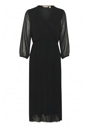 Crna haljina omotnica s V-izrezom, prozirnim dugim rukavima i nabranim suknjom. Izrađena od lagane tkanine s glatkom teksturom.