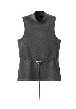 Grijze mouwloze top met een hoge hals, gemaakt van zachte stof. Beschikt over een taille met een riem en een zilveren metalen sluiting. Eenvoudig, gestructureerd ontwerp.