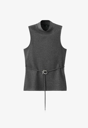 Grå tanktop uden ærmer med høj hals, lavet af blødt stof. Har en bæltestroppemidte med en sølvfarvet metalspænde. Enkel, struktureret design.
