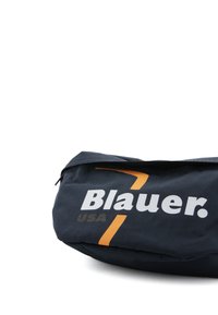 Borsa in tessuto blu navy con zip, caratterizzata da un grande logo bianco "Blauer." e una striscia arancione. Texture morbida con forma tondeggiante.