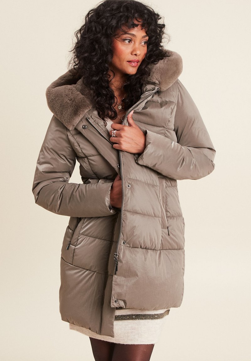 Gevoerde buitenjas in taupe met een nepbont kraag, ritssluiting en zijzakken; slank ontwerp met een gestikt patroon.