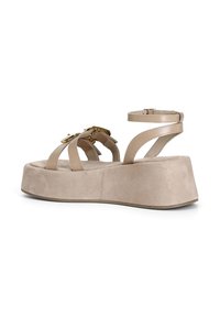 Beige platformové sandály s několika úzkými pásky a dekorativní zlatou sponou. Materiál připomíná měkkou nubukovou kůži s hladkým povrchem.