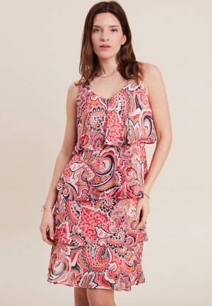 Blumenkleid in Rosa- und Koralltönen, mit geschichteten Volants, Spaghettiträgern und einem gemusterten Design, das Paisley und Spiralen kombiniert.