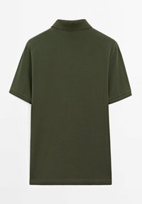 Khaki zelená polo košile s krátkým rukávem, plochým pleteným límcem a knoflíkovou légou. Hladká tkanina s klasickým střihem a čistým lemem.