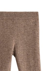 Brune strikkede leggings med en blød tekstur, der har en ribbet talje og en glat finish hele vejen ned ad benene.