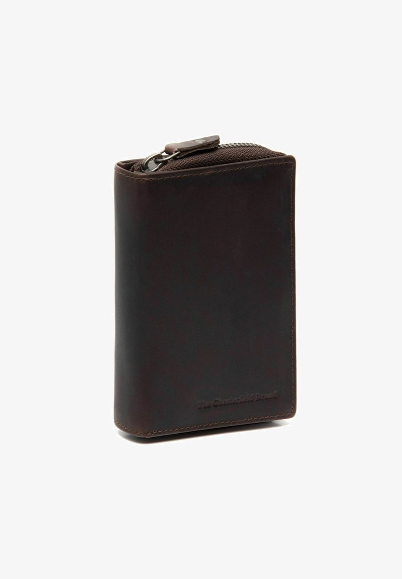 Portafoglio in pelle marrone scuro con chiusura a zip, caratterizzato da una superficie liscia e un discreto marchio impresso sul davanti. Design rettangolare compatto.