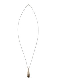 Collier en chaîne argentée avec un pendentif rectangulaire effilé présentant une pierre brune ovale polie en bas.