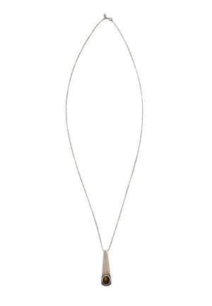 Sølv kæde med en afsmalnet rektangulær vedhæng, der har en poleret oval brun sten i bunden.