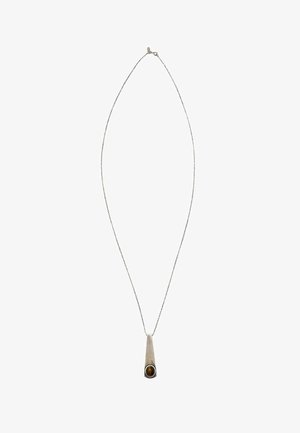 Collana in argento con un ciondolo rettangolare affusolato che presenta una pietra ovale marrone lucida nella parte inferiore.