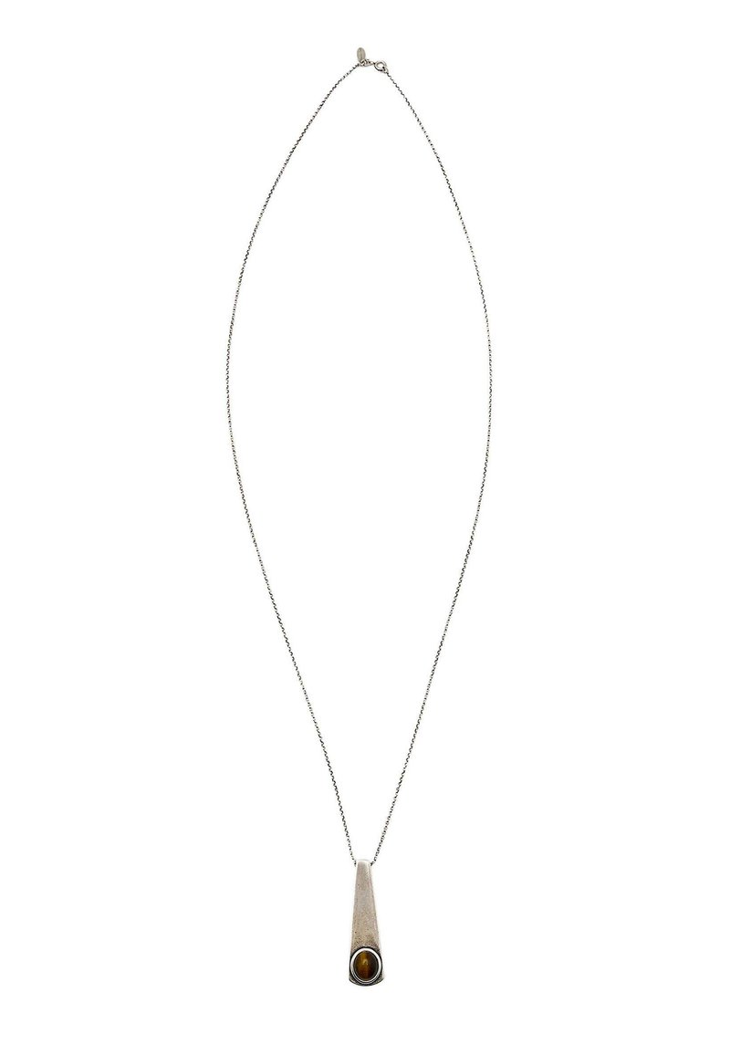 Collier en chaîne argentée avec un pendentif rectangulaire effilé présentant une pierre brune ovale polie en bas.