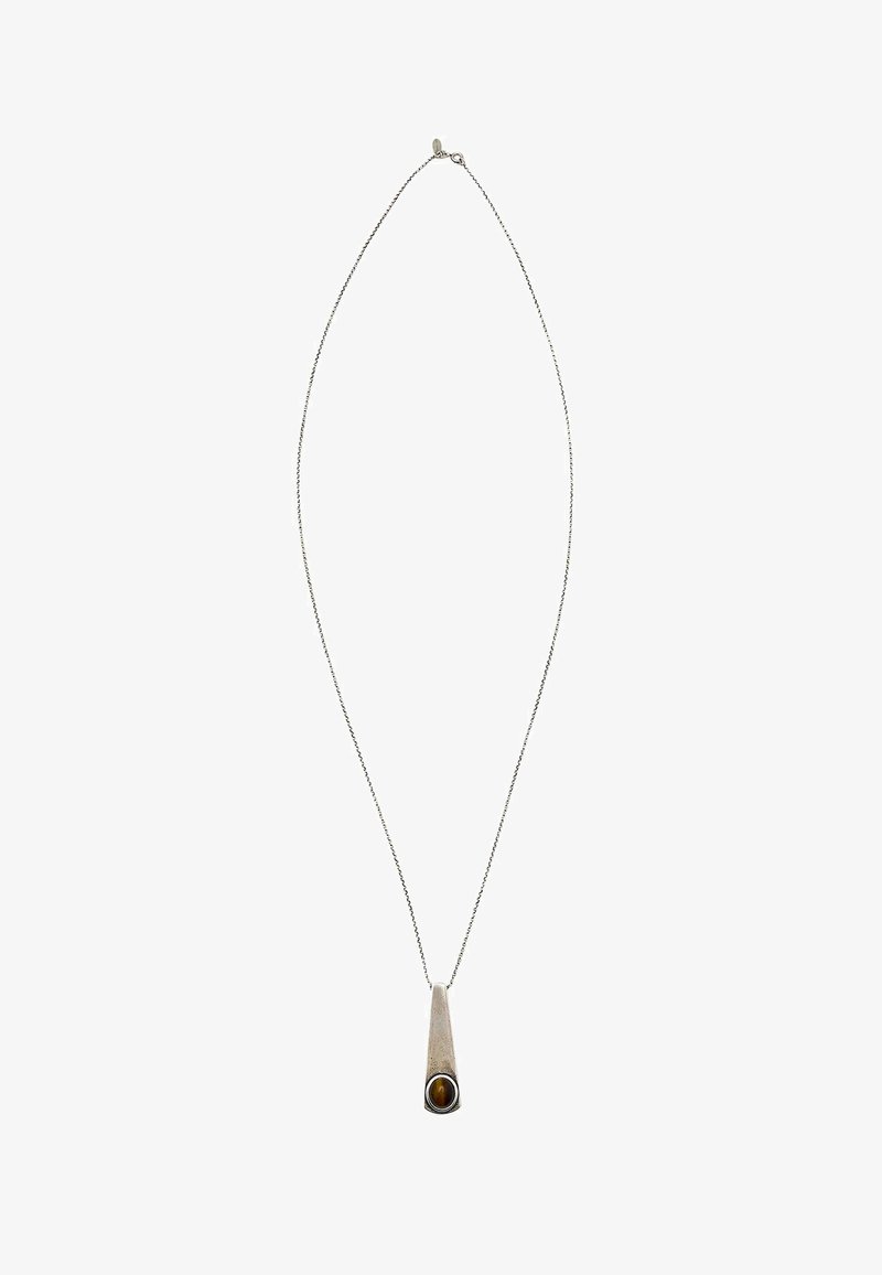 Collier en chaîne argentée avec un pendentif rectangulaire effilé présentant une pierre brune ovale polie en bas.