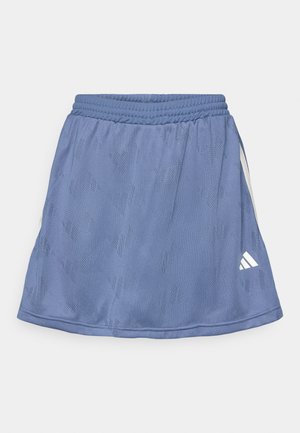 Falda atlética azul con un patrón texturizado, cinturilla elástica y un logo blanco de Adidas en la esquina inferior derecha.