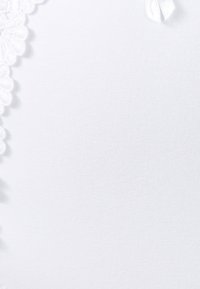 Tela blanca con un patrón texturizado y un borde de encaje con volantes a lo largo de un lado, además de un pequeño detalle de cinta de satén. Textura suave y lisa.