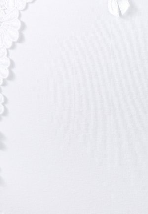 Tela blanca con un patrón texturizado y un borde de encaje con volantes a lo largo de un lado, además de un pequeño detalle de cinta de satén. Textura suave y lisa.