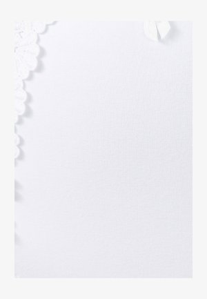 Tela blanca con un patrón texturizado y un borde de encaje con volantes a lo largo de un lado, además de un pequeño detalle de cinta de satén. Textura suave y lisa.