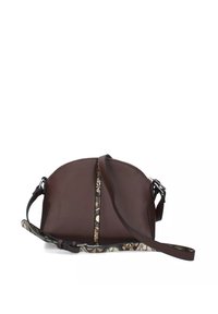 Borsa a mano in pelle marrone con forma curva, caratterizzata da una tracolla decorata e accessori in argento. Texture liscia con un dettaglio di cucitura al centro.