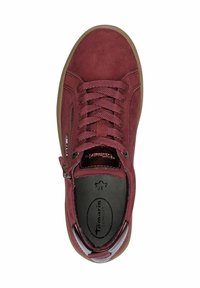 Sneaker rossa in suede con design a lacci, cerniera laterale e suola in gomma beige; presenta una soletta imbottita con un'impronta del logo.
