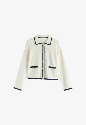 Weißer Strickcardigan mit Knöpfen, langen Ärmeln und marineblauer Einfassung am Kragen, an den Taschen, an den Bündchen und am Saum, ausgestattet mit zwei aufgesetzten Taschen vorne mit goldfarbenen Knöpfen.