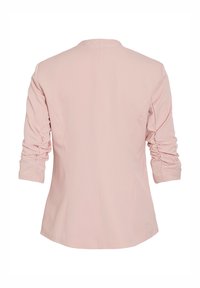 Světle růžový blazer s nařasenými tříčtvrtečními rukávy, přizpůsobeným střihem a hladkou texturou; minimalistický design bez viditelného kování nebo akcentů.