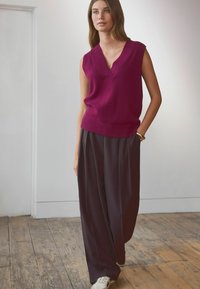Next SLEEVELESS V-NECK - Džemper - red burgundy