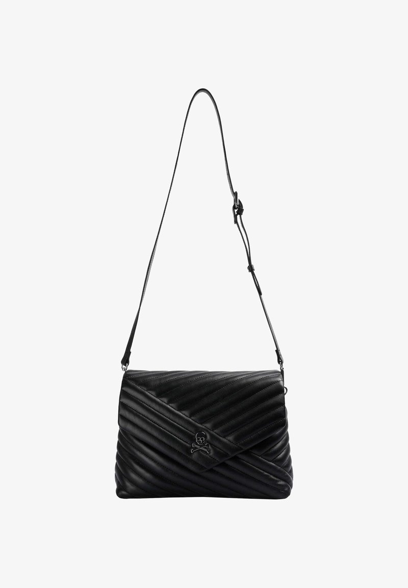 Borsa in pelle nera con strisce diagonali trapuntate, caratterizzata da un logo con teschio e ossa incrociate, e una tracolla regolabile.