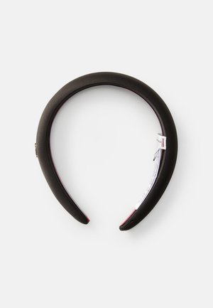 Čierny polstrovaný headband s hladkým povrchom, s tmavo ružovými detailmi na vnútornej hrane, navrhnutý pre pohodlie a stabilitu.