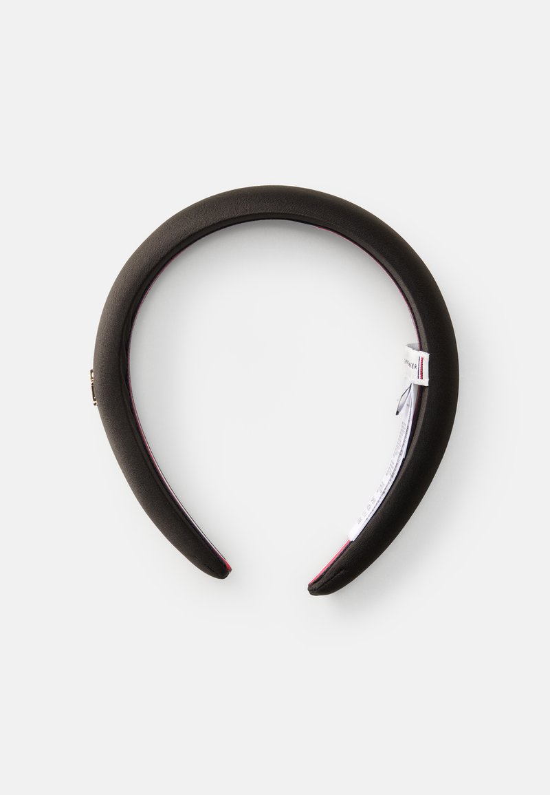 Fekete párnázott fejpánt sima textúrával, sötét rózsaszín díszítéssel a belső szélen, a kényelem és a stabilitás érdekében tervezve.