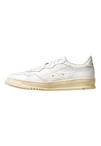 Sneaker bianco in pelle con profilo basso, tomaia testurizzata, punta perforata, lacci piatti e suola color crema con sottile accento rosso.
