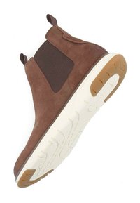 Bottines Chelsea en daim marron avec des panneaux latéraux élastiques et des languettes. Semelle en caoutchouc blanc avec un motif de grip texturé. Design épuré et minimal.