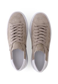 Beige Wildlederschuhe mit weißen Gummisohlen, im Schnürdesign und mit gewelltem Randakzent auf dem Obermaterial. Glattes Innenfutter.