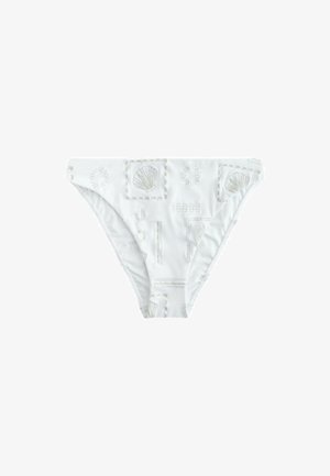 Culotte di bikini bianco con motivi a conchiglia e sole in rilievo, con sottili accenti in filo argentato e una texture di tessuto morbido.