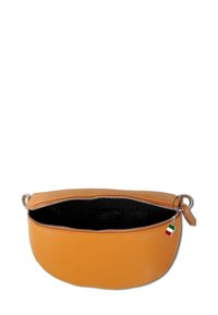 Ronde leren tas in een levendige oranje kleur met een gestructureerde afwerking. Voorzien van een bovenrits, zwarte binnenvoering en een klein Italiaans vlaggetje als charm.
