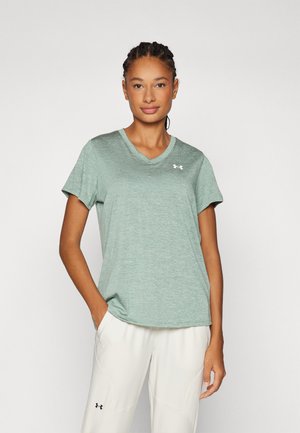 Lichtgroene sport T-shirt met korte mouwen en een V-hals, met een gladde textuur, voorzien van een klein wit logo op de linkerkant van de borst.