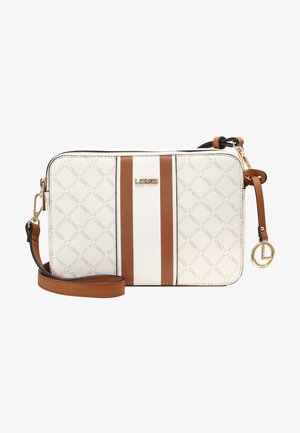 Biała i brązowa torebka na ramię o teksturowanej powierzchni, z złotym logo, podzielonymi białymi i brązowymi paskami oraz regulowanym paskiem.