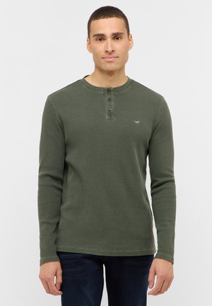 Langärmliges Henley-Shirt in olivgrünem, strukturiertem Stoff, mit rundem Kragen, Drei-Knopf-Leiste und kleiner Logo-Stickerei.