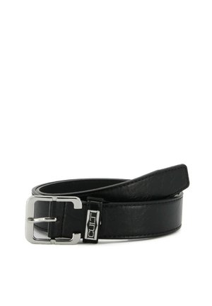 Cintura in pelle nera con una superficie liscia e fibbia in argento. Presenta una placca con logo vicino alla fibbia e un design classico e regolabile.