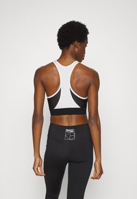 Fila RABENAU CROPPED - Reggiseno sportivo con sostegno medio - lucent white/black beauty