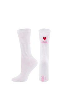 Białe skarpetki w prążki z różowymi akcentami, z napisem "AMORE" i czerwonym sercem blisko mankietu. Wykonane z miękkiego materiału, o standardowej długości do kostki.
