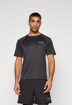 T-shirt de sport noir à manches courtes en tissu respirant ; présente un col rond et un imprimé logo sur la poitrine gauche.
